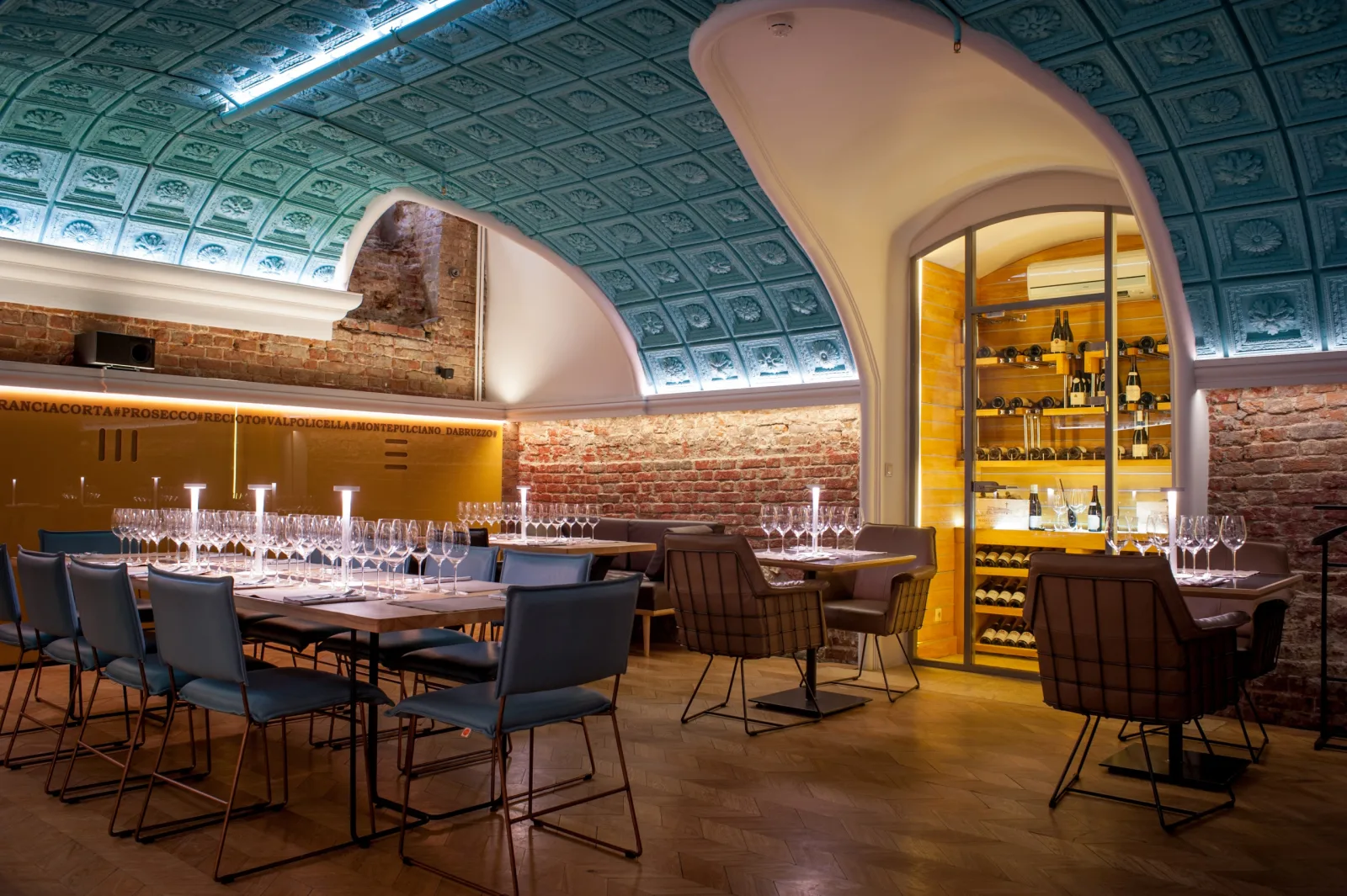 Интерьер ресторана Wine & Crab